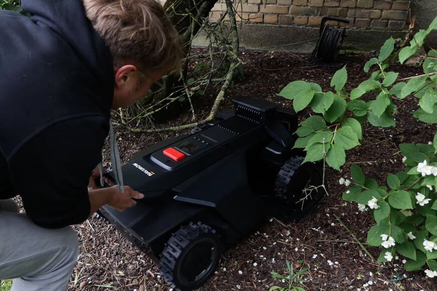 Segway Navimow X420 auf seiner Ladestation und lädt den Akku